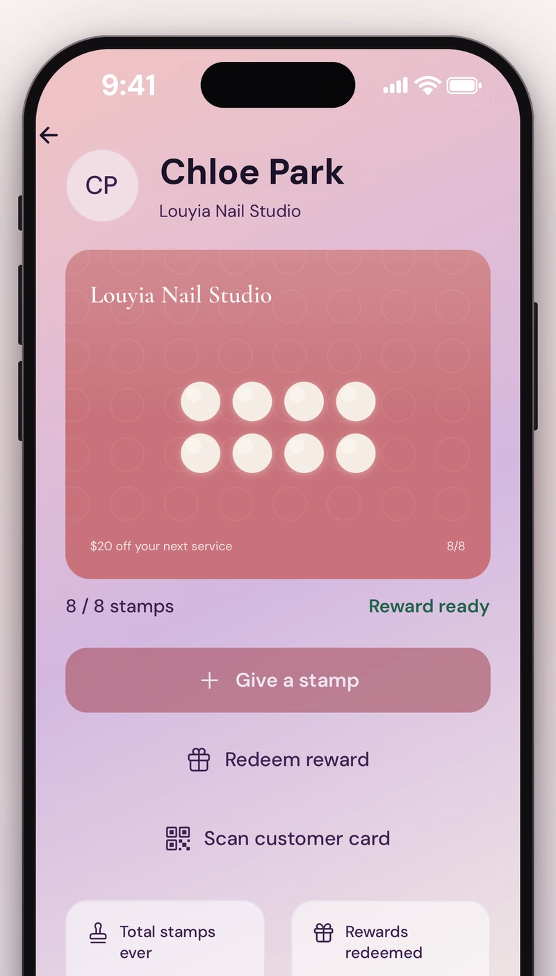 Business view of a client’s Louyia loyalty card with eight stamps and a reward ready to redeem.